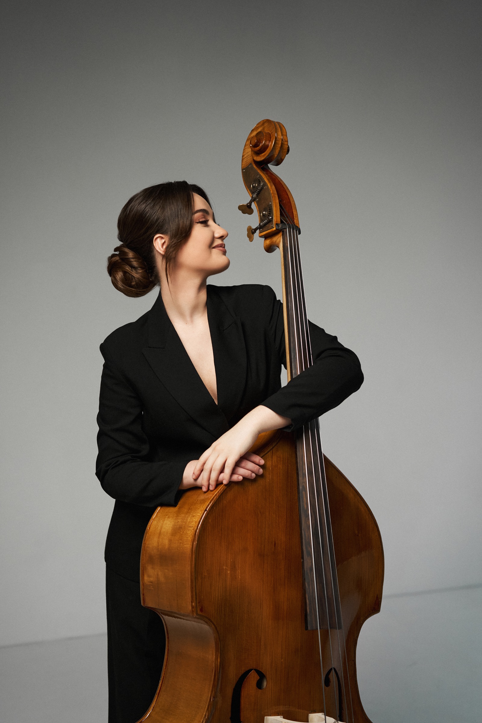 Kateryna Hut leaning against her double bass