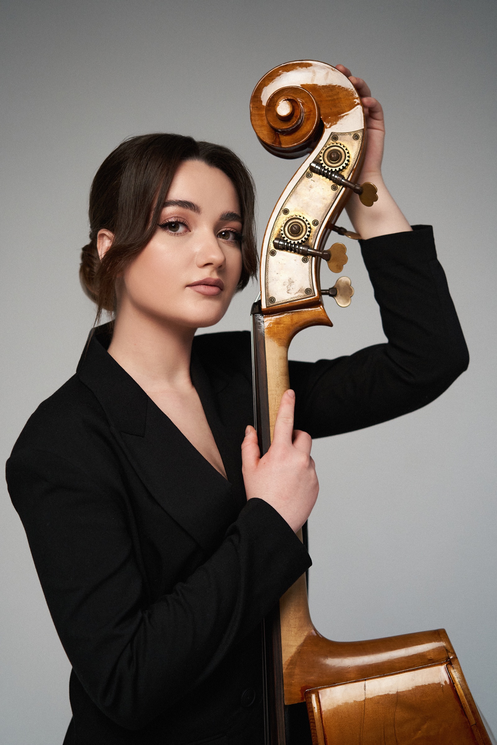 Kateryna Hut with contrabass scroll