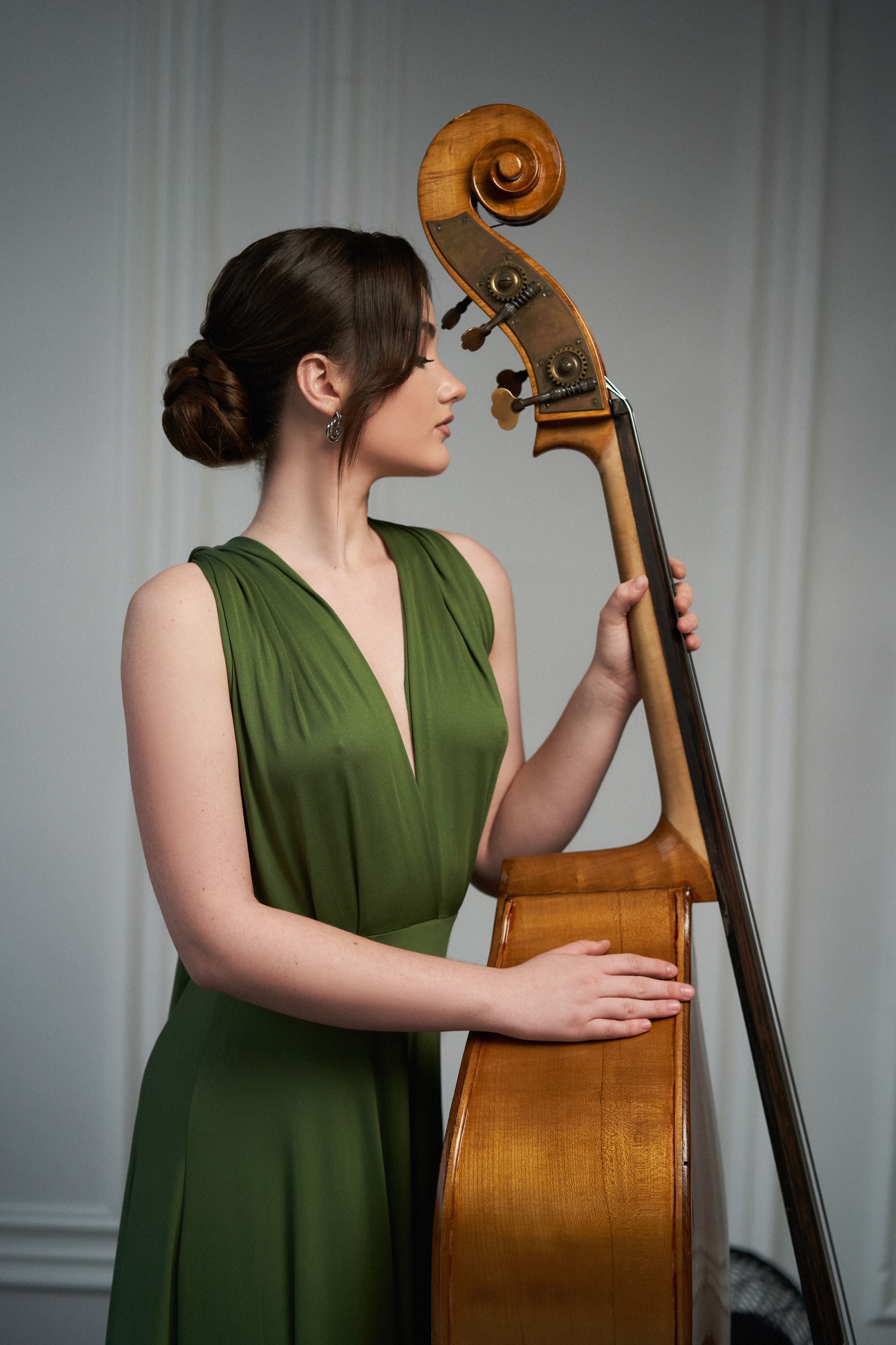 Kateryna Hut in green dress with contrabass